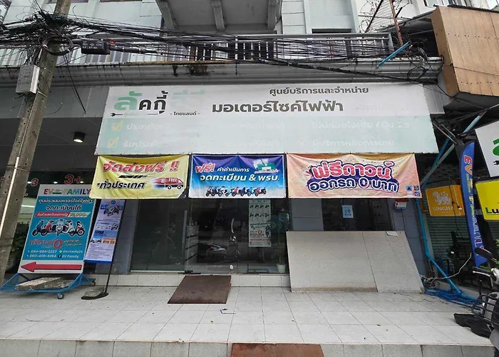 Sukhum Huai Khwang Hostel
