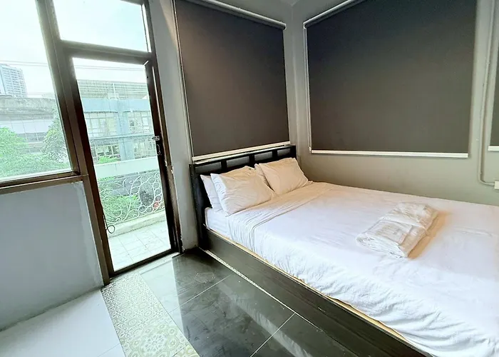 Sukhum Huai Khwang Hostel