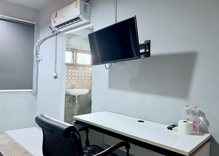 Sukhum Huai Khwang Hostel *