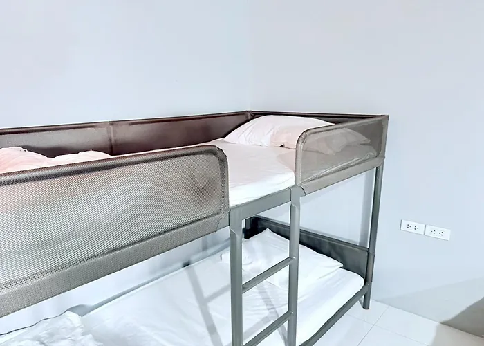 Sukhum Huai Khwang Hostel *
